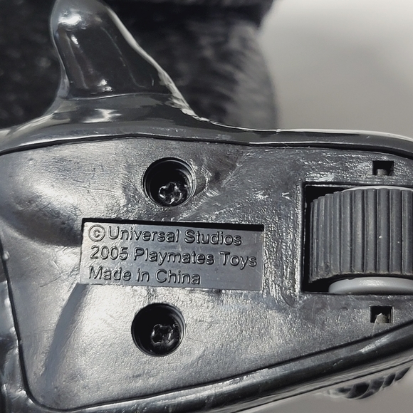 2005 Universal Studios 14" King Kong - Picture 16 of 17